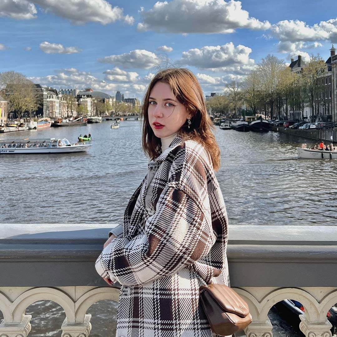 1080x1080_0001_Niamh