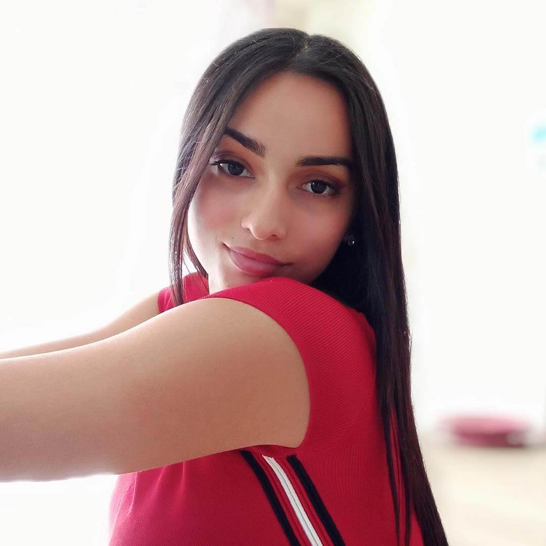 1080x1080_0001_Niamh